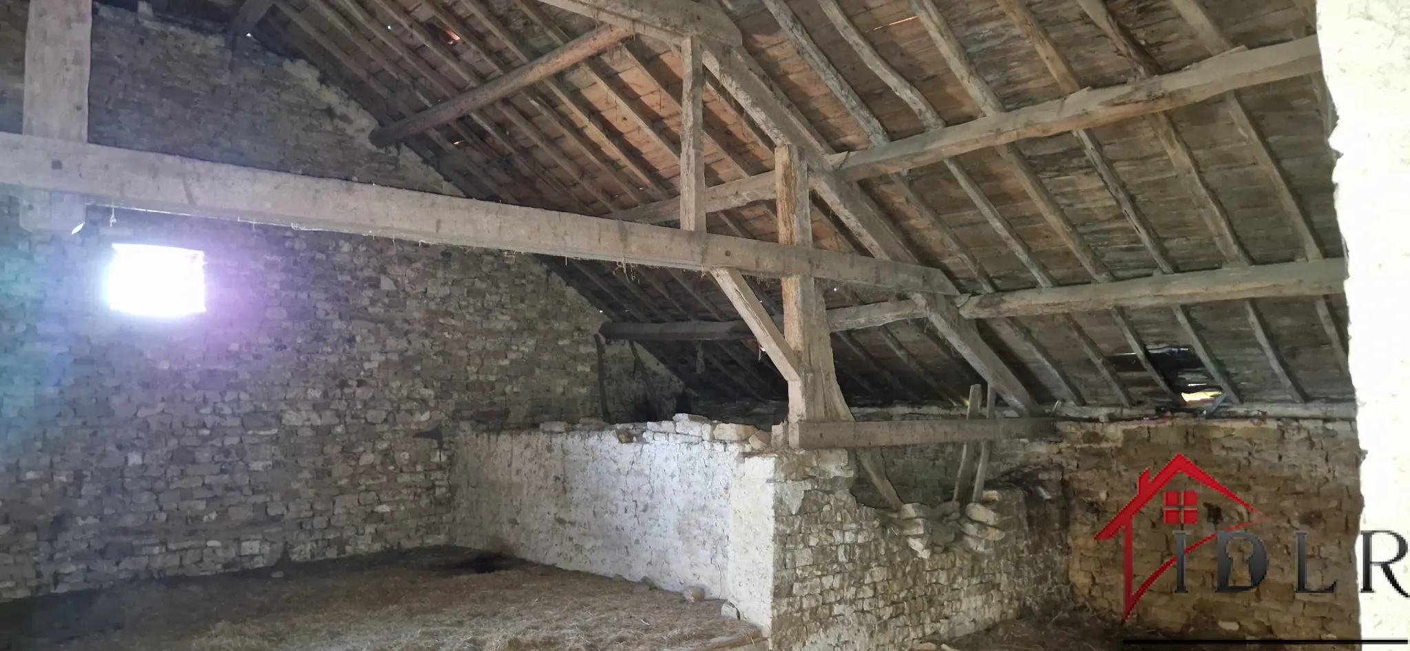 Ancienne ferme à rénover à Ouge - 70 m2 - 15 000 euros 