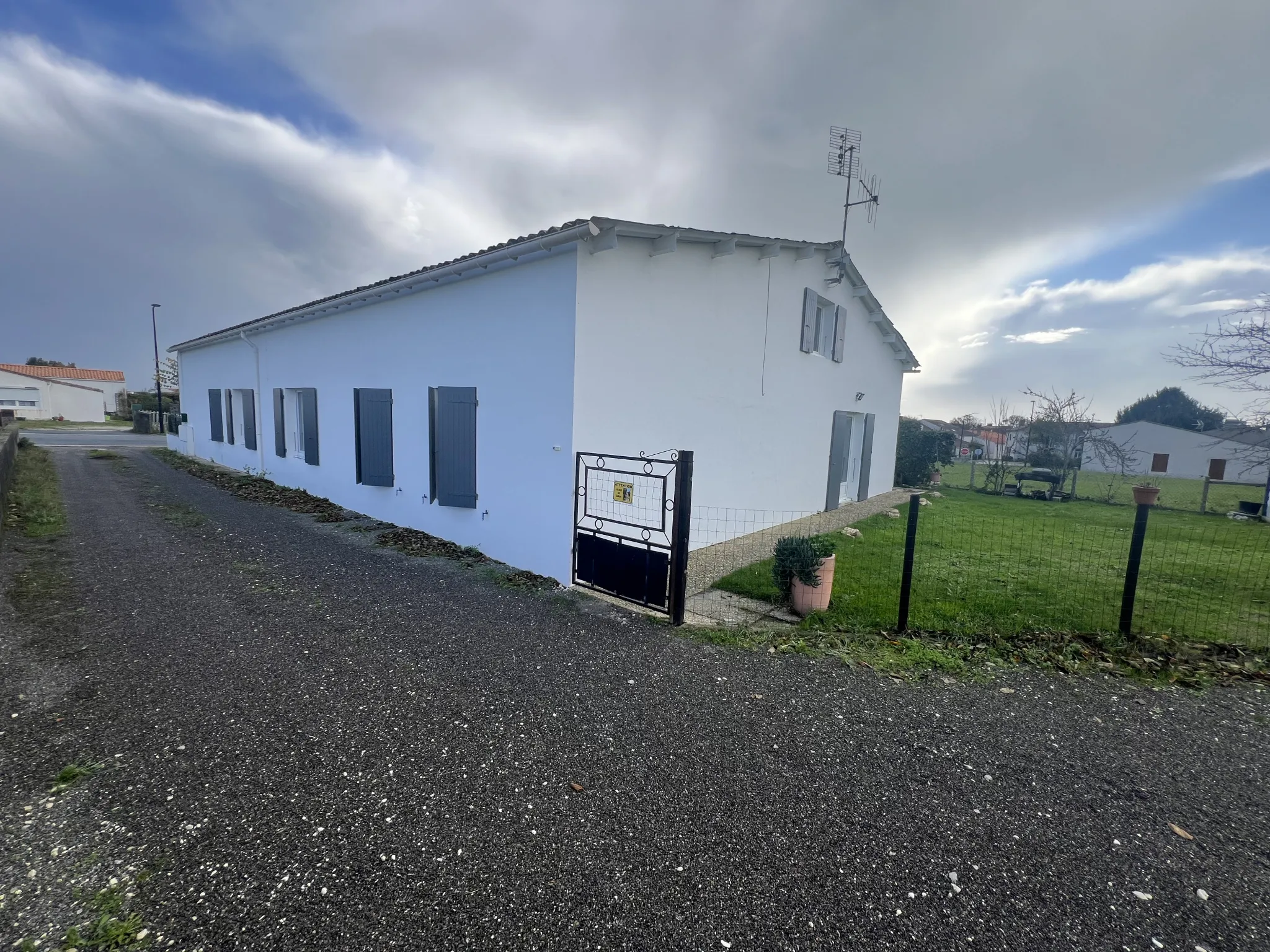 Ensemble de trois logements avec garages proche de Meschers 