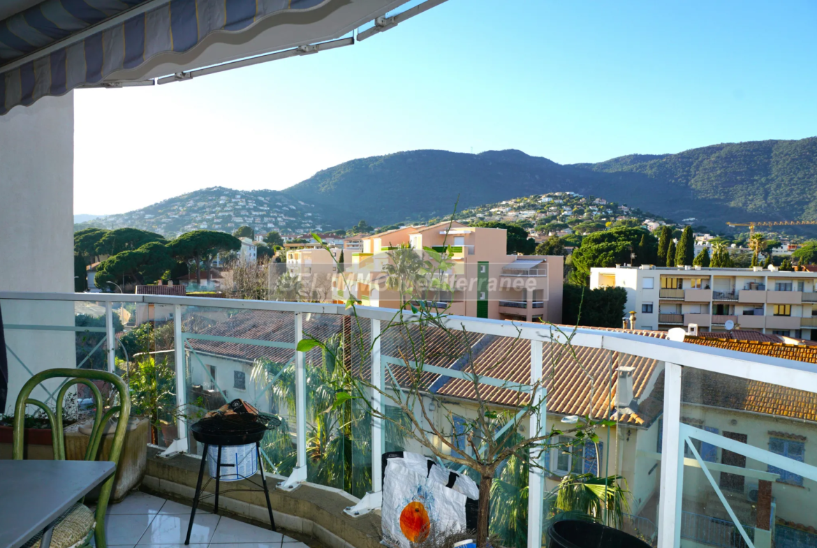 Studio-Cabine avec Terrasse, Cave et Garage à Cavalaire sur mer 