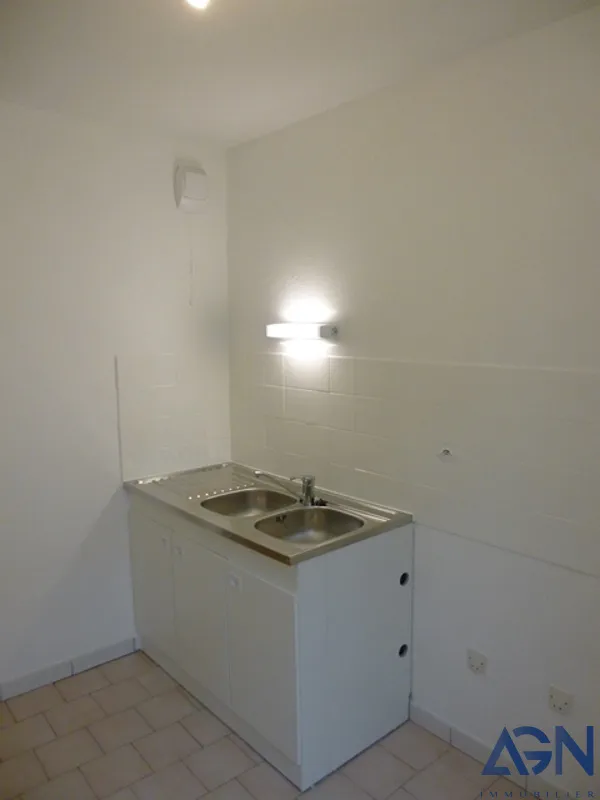 Appartement 2 Pièces 46m2 Avec Terrasse et Parking Quartier Antigone à Montpellier 