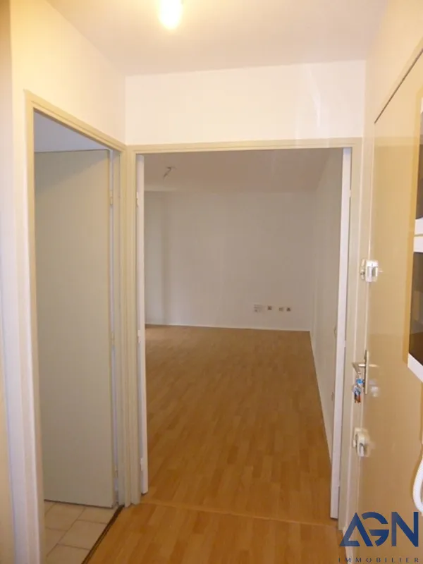 Appartement 2 Pièces 46m2 Avec Terrasse et Parking Quartier Antigone à Montpellier 