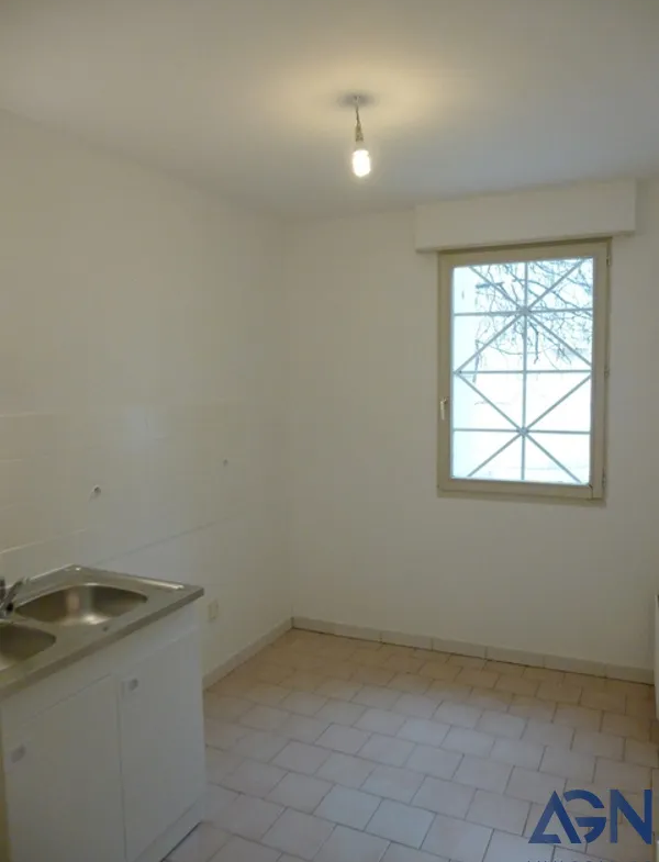 Appartement 2 Pièces 46m2 Avec Terrasse et Parking Quartier Antigone à Montpellier 