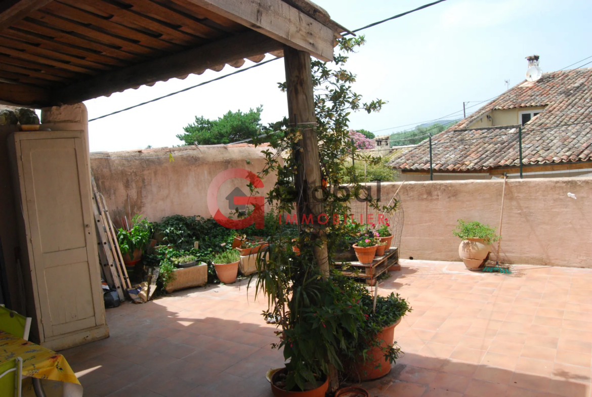 Maison de ville à Mallemort 13370 avec terrasse et potentiel d'aménagement des combles 