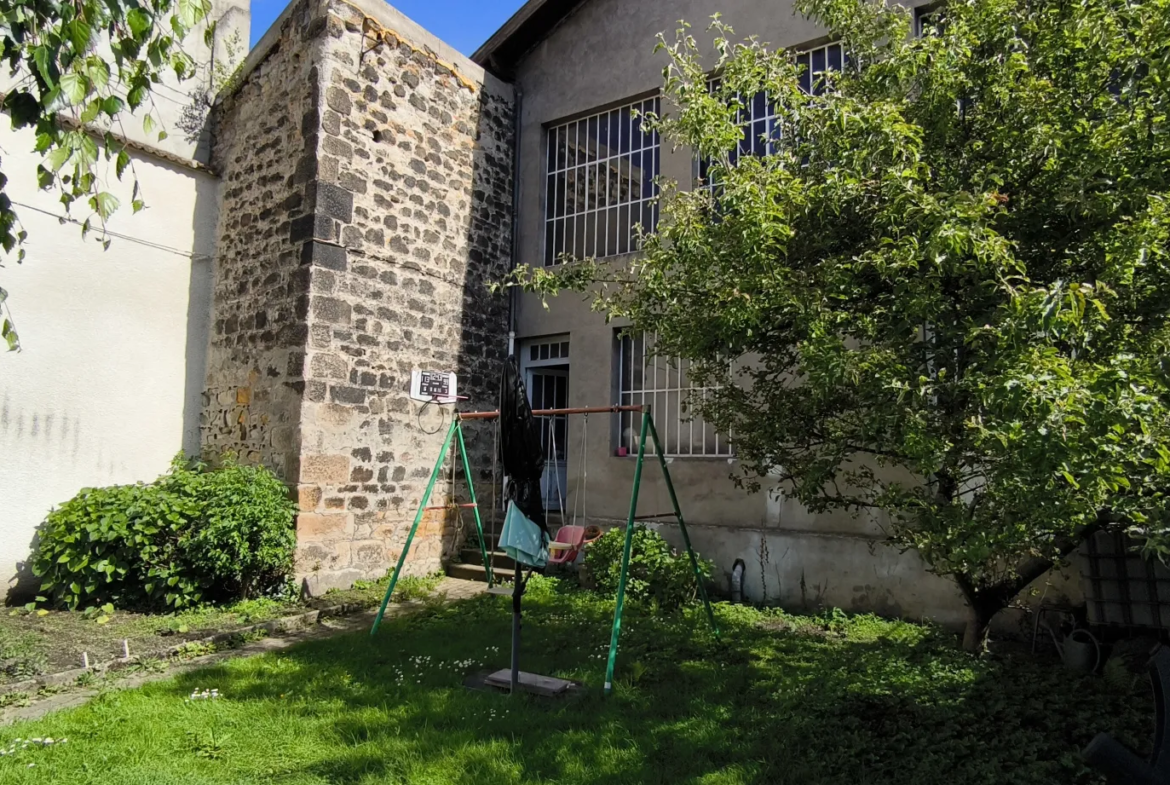 Loft et atelier au Chambon Feugerolle 