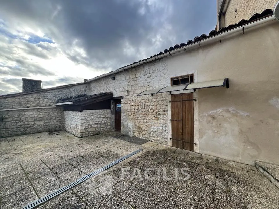 Maison en pierres avec dépendances et vaste jardin à Garat 