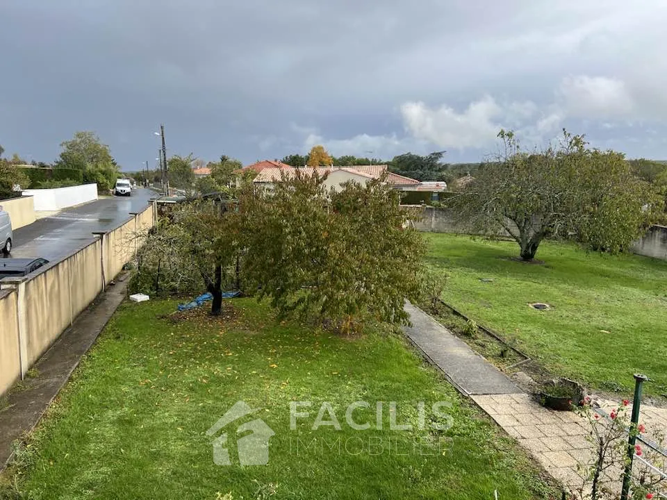 Maison en pierres avec dépendances et vaste jardin à Garat 