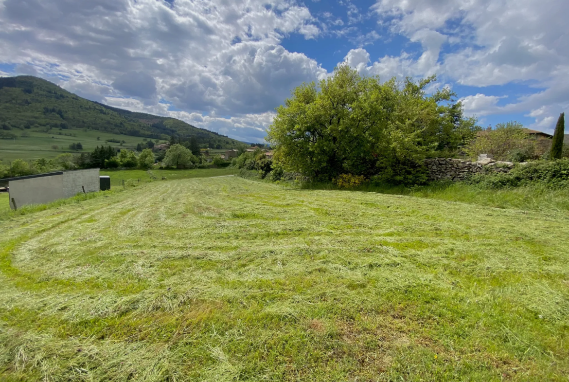 Terrain constructible de 2155 m2 à 3 km du village de Satillieu 