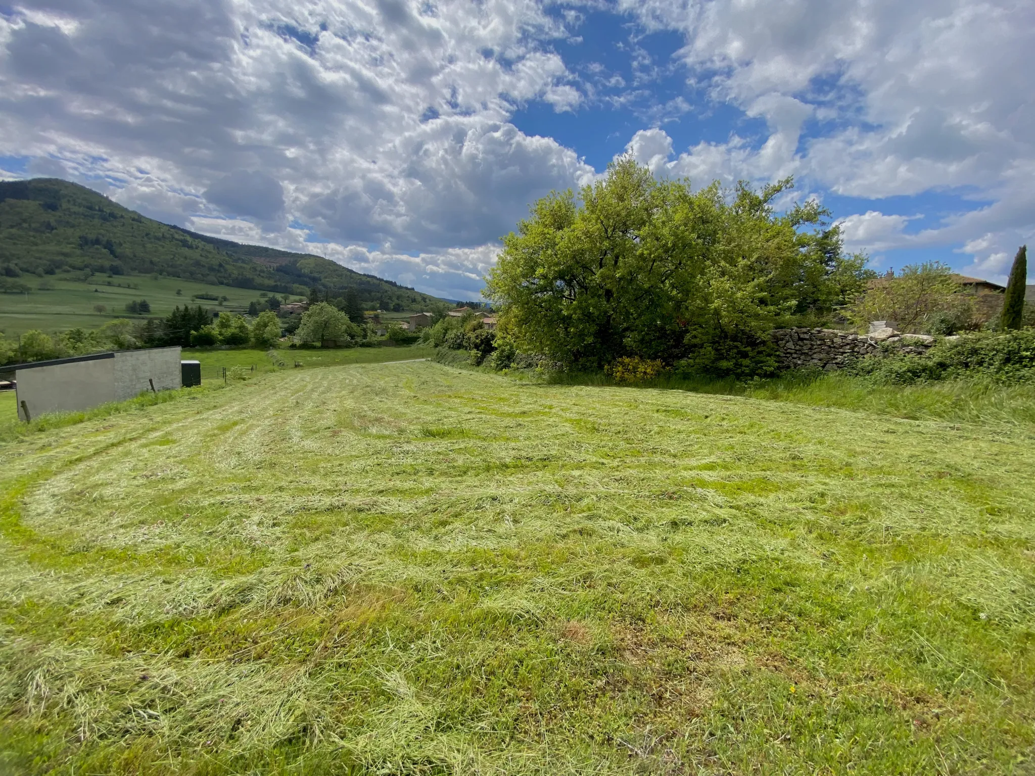 Terrain constructible de 2155 m2 à 3 km du village de Satillieu 