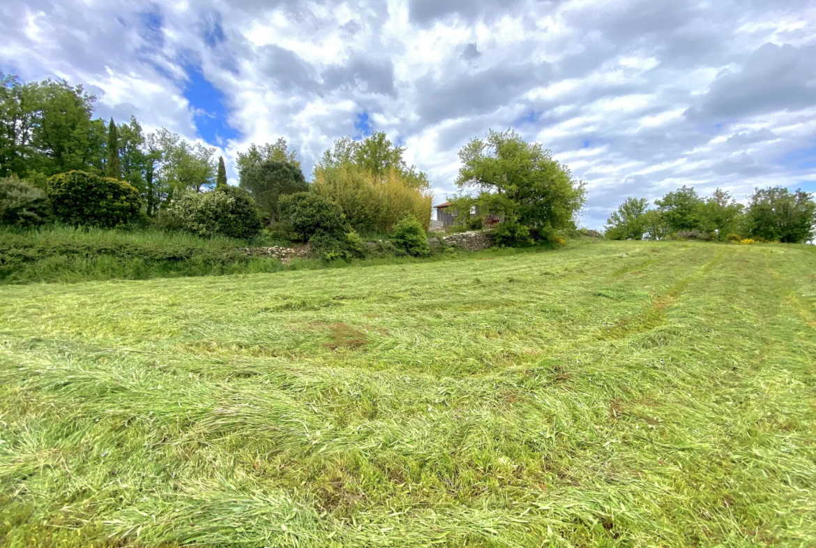 Terrain constructible de 2155 m2 à 3 km du village de Satillieu 