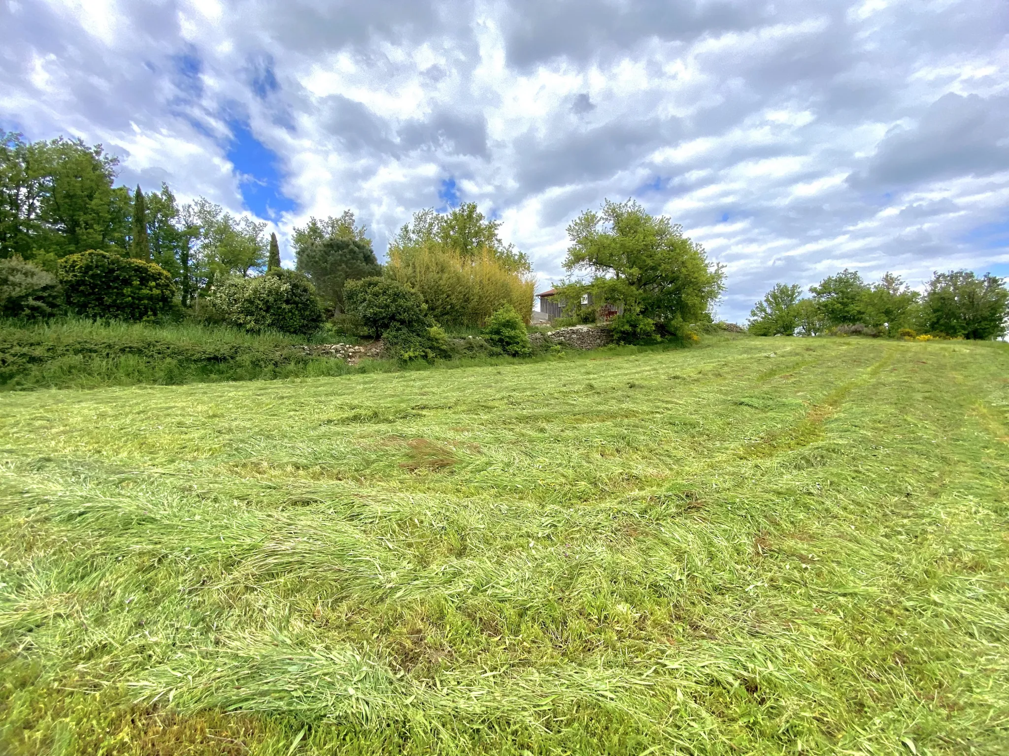 Terrain constructible de 2155 m2 à 3 km du village de Satillieu 