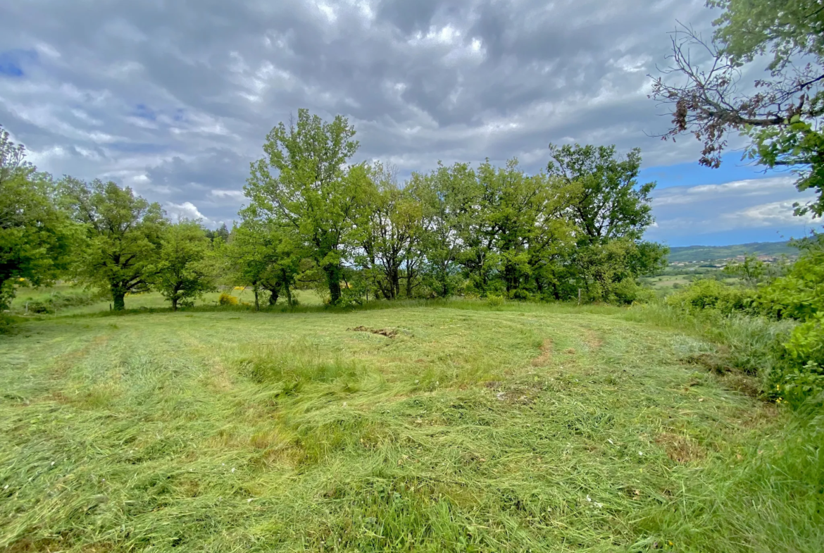 Terrain constructible de 2155 m2 à 3 km du village de Satillieu 