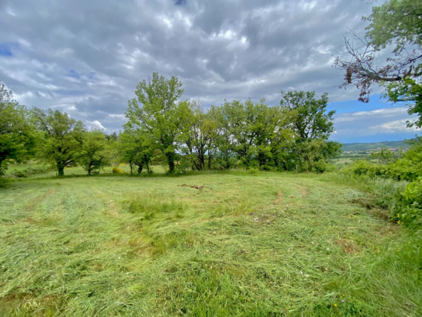 Terrain constructible de 2155 m2 à 3 km du village de Satillieu