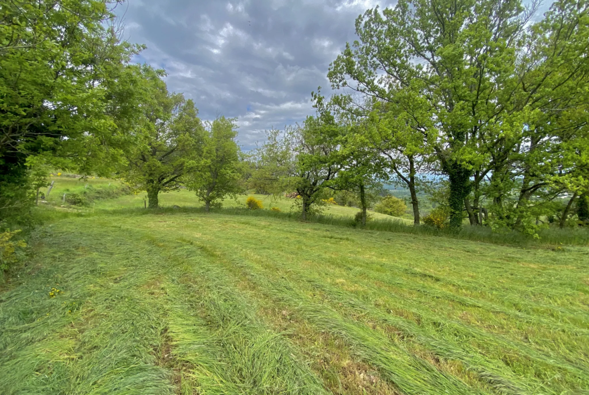 Terrain constructible de 2155 m2 à 3 km du village de Satillieu 