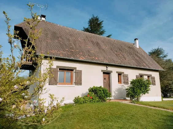 Pavillon dans un écrin de verdure de 6000m2 à St Germain La Campagne 