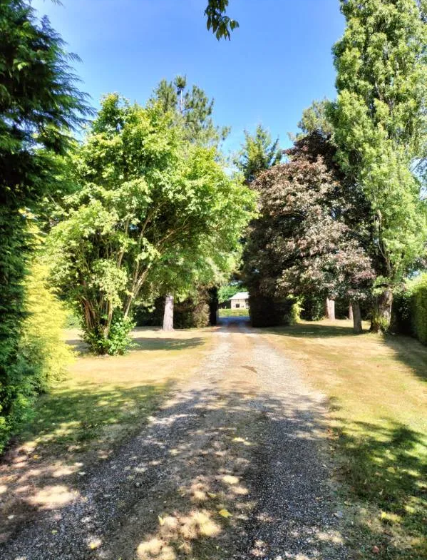 Pavillon dans un écrin de verdure de 6000m2 à St Germain La Campagne 