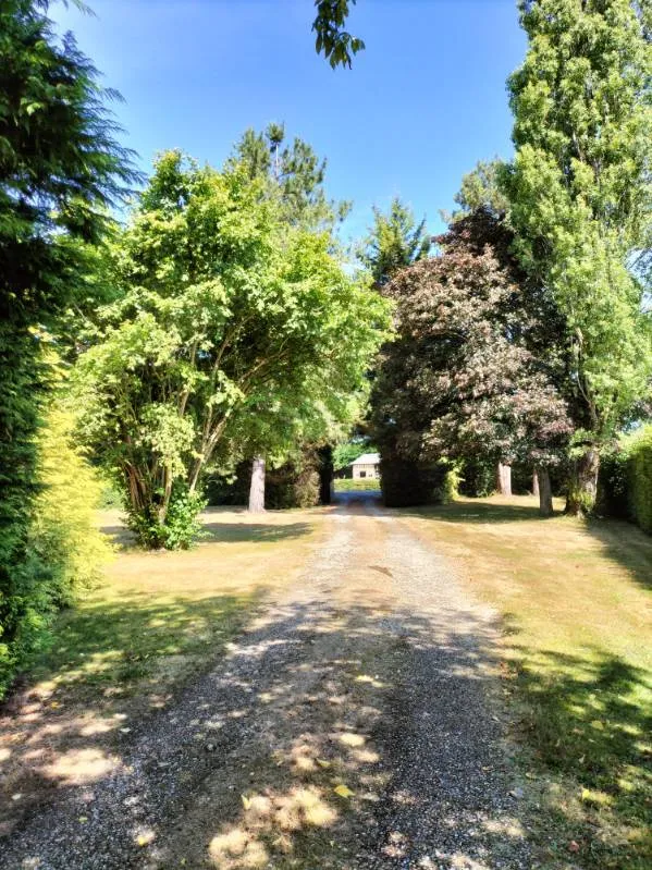 Pavillon dans un écrin de verdure de 6000m2 à St Germain La Campagne 