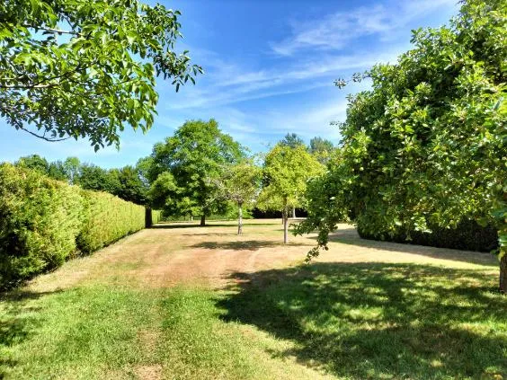 Pavillon dans un écrin de verdure de 6000m2 à St Germain La Campagne 