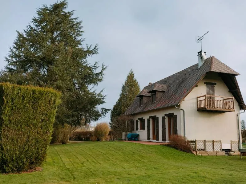 Pavillon dans un écrin de verdure de 6000m2 à St Germain La Campagne 