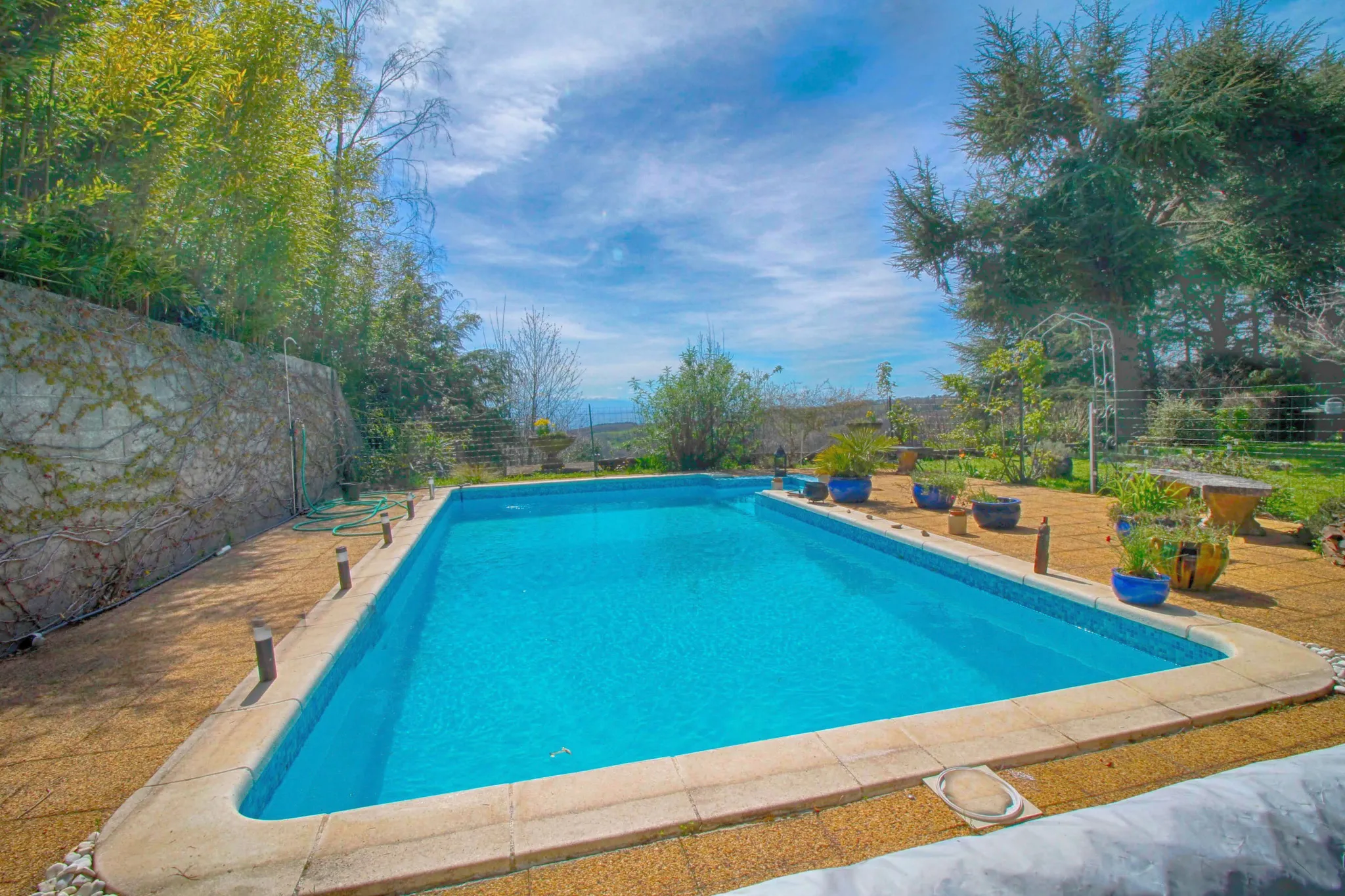 Maison d'artiste spacieuse avec vue panoramique à Cuxac cabardes 