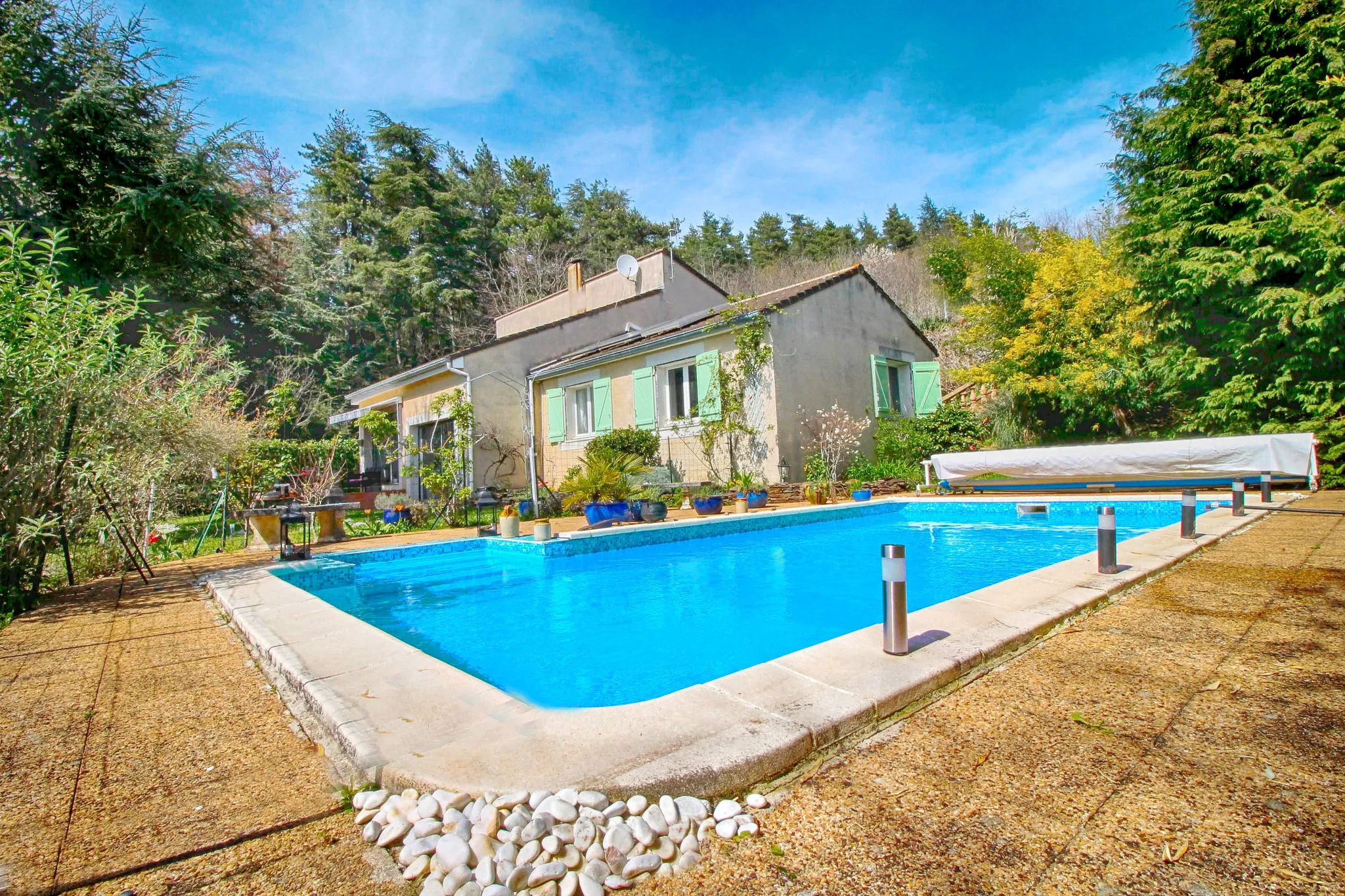 Maison d'artiste spacieuse avec vue panoramique à Cuxac cabardes 