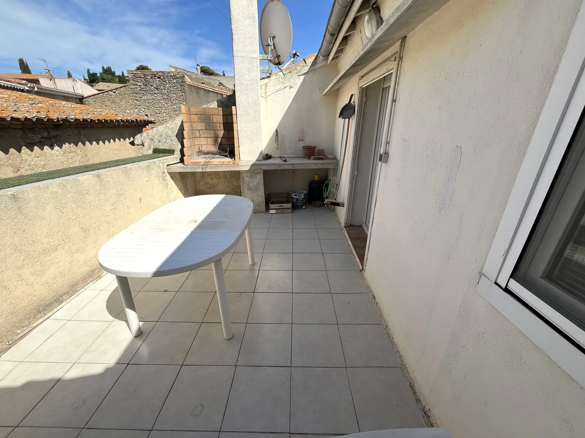 Maison de village avec terrasse et garage à Lespignan 