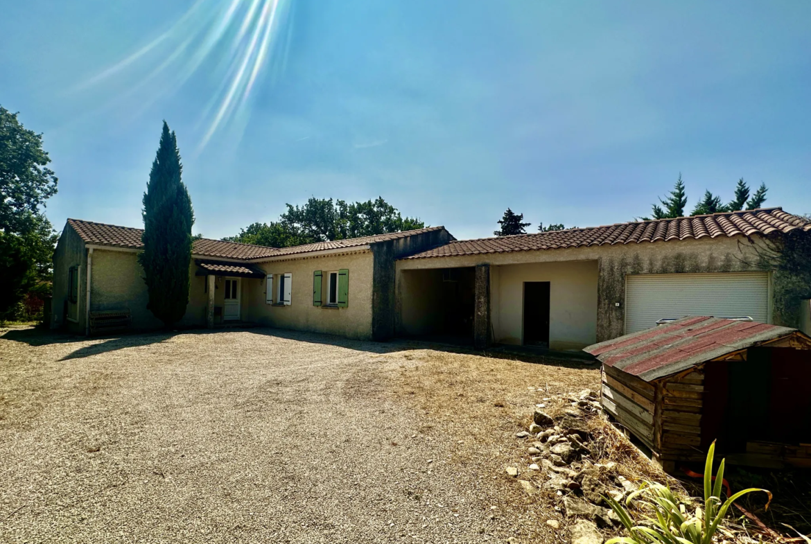 Villa de plain pied avec jardin et garage à Cairanne 