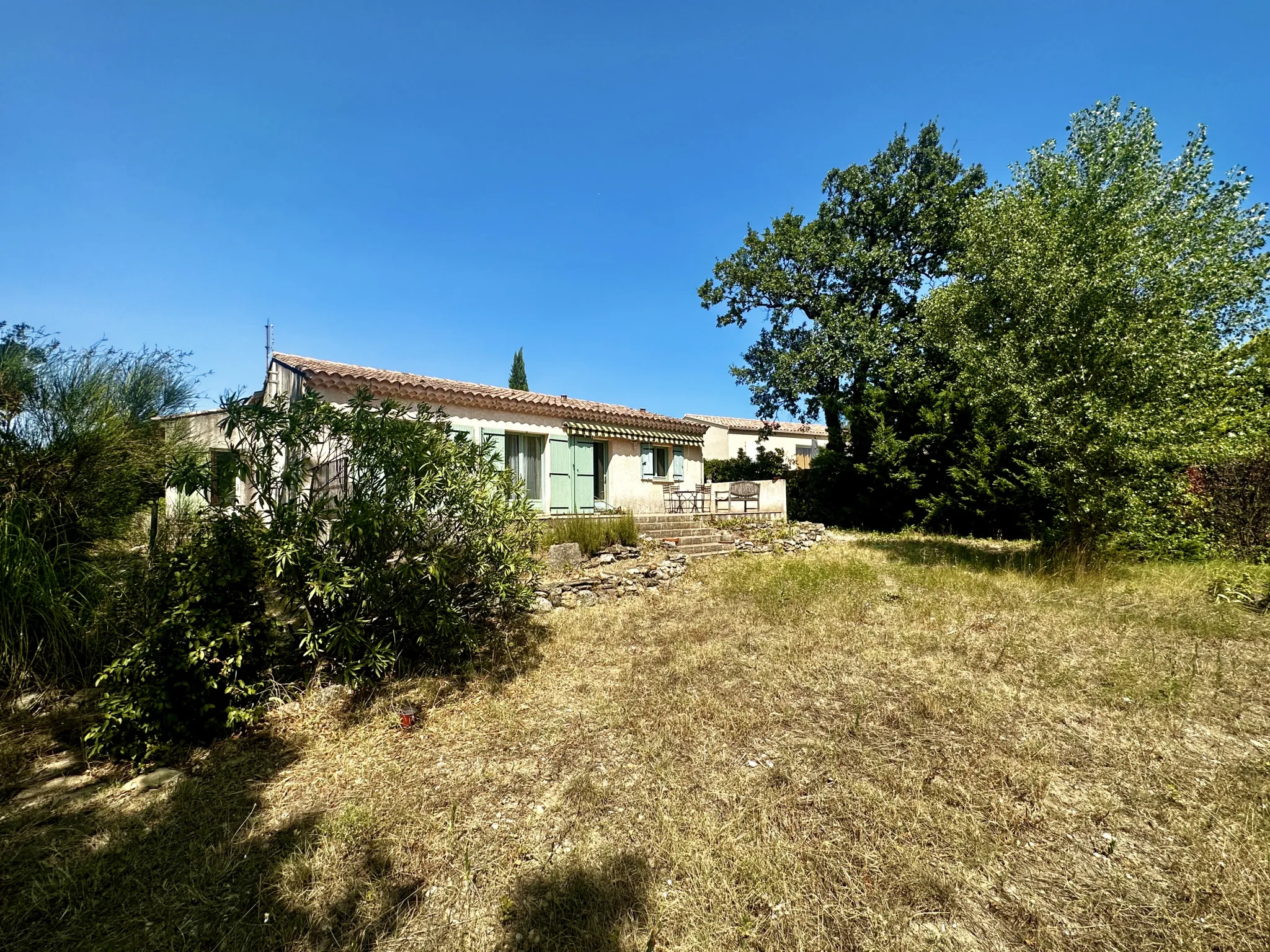 Villa de plain pied avec jardin et garage à Cairanne 