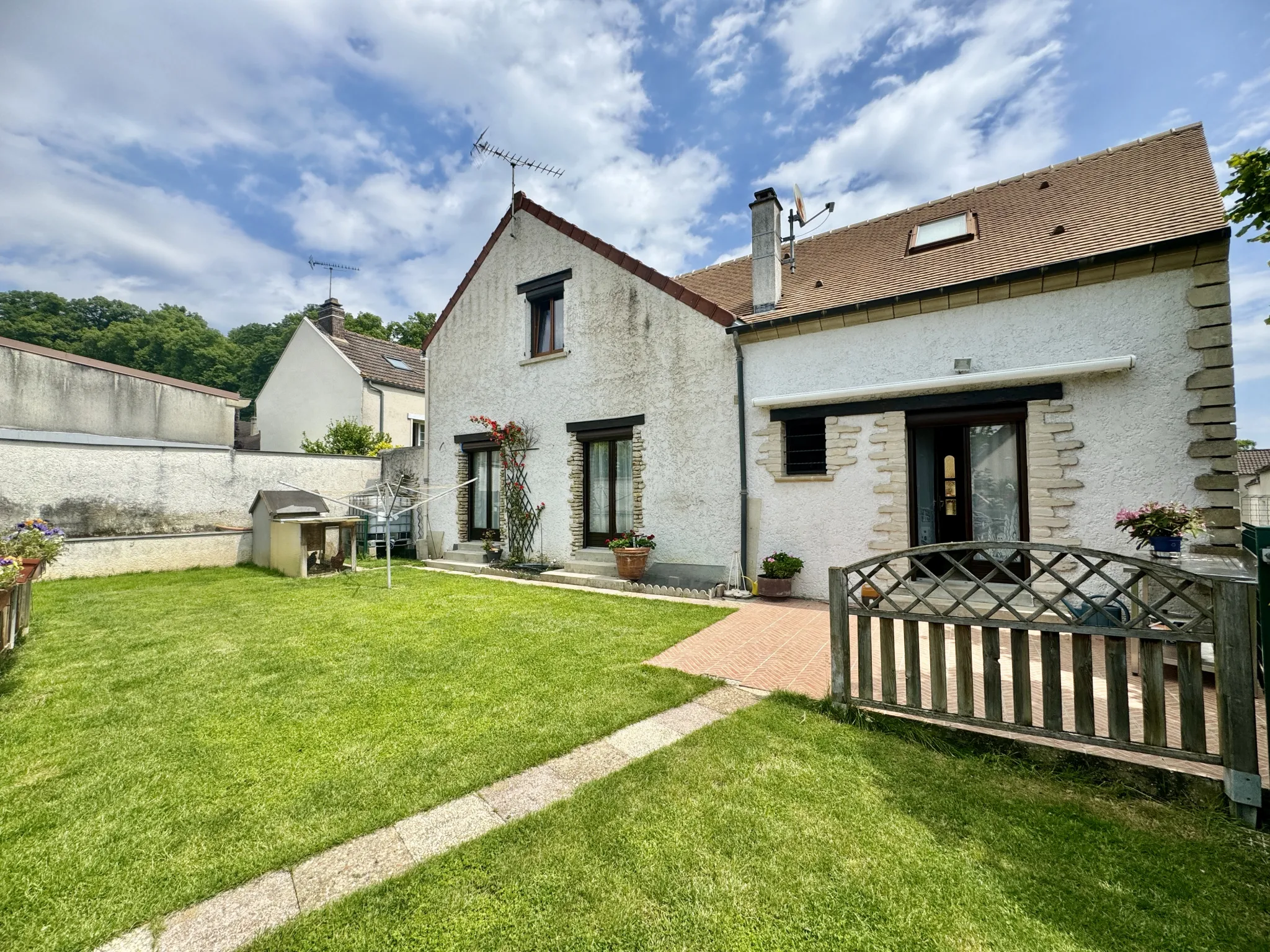 Charmante maison de 120m2 avec jardin et garage à Issou 