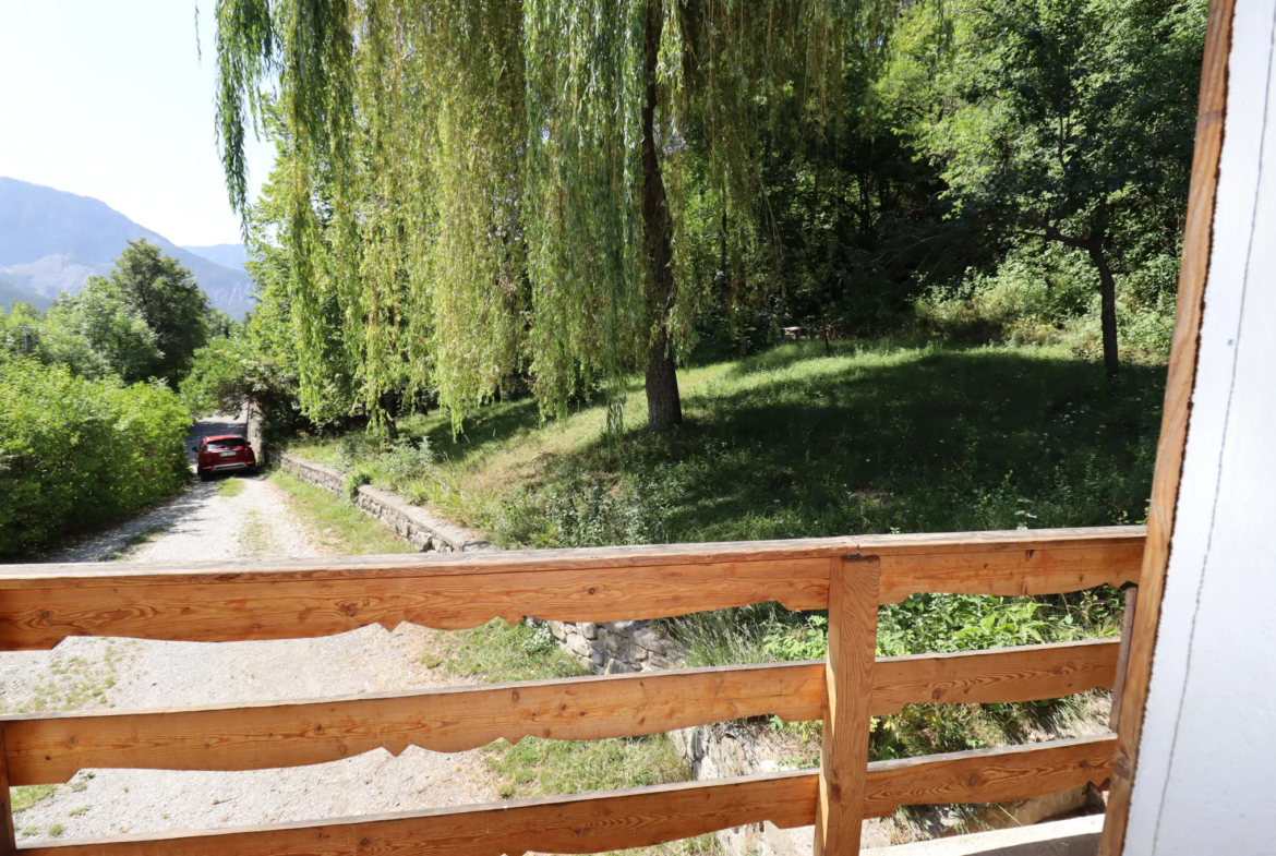 Maison dans les arbres proche du village à Beauvezer 