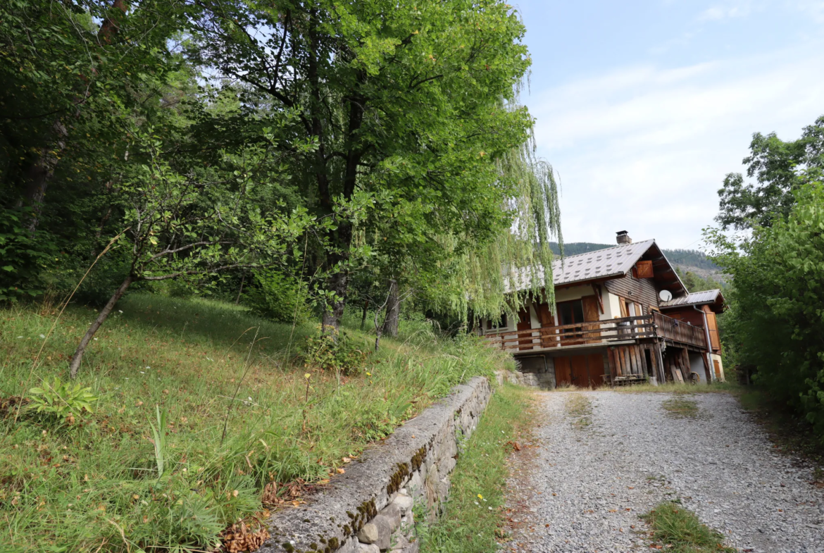 Maison dans les arbres proche du village à Beauvezer 