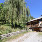 Maison dans les arbres proche du village à Beauvezer