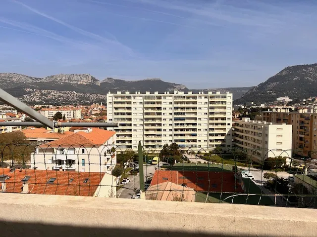 Appartement Dernier Étage avec Terrasse et Vue Dé- gagée à Toulon 