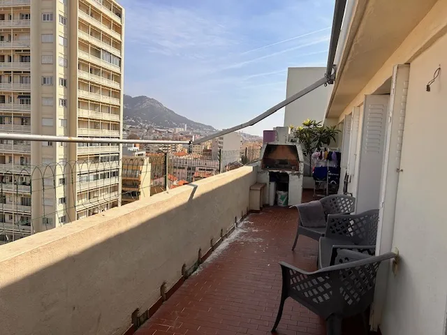 Appartement Dernier Étage avec Terrasse et Vue Dé- gagée à Toulon 