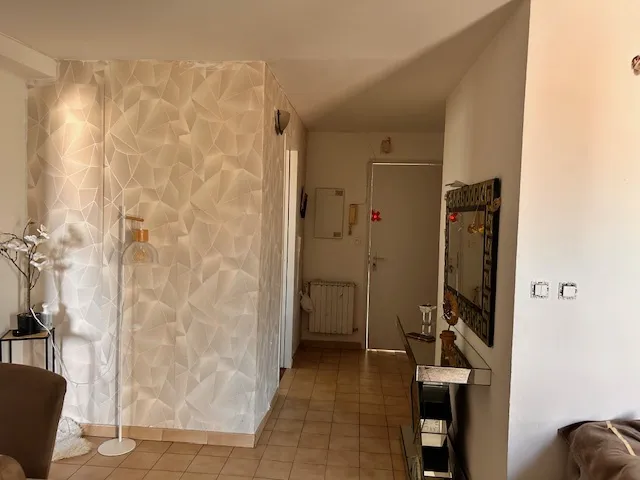 Appartement Dernier Étage avec Terrasse et Vue Dé- gagée à Toulon 