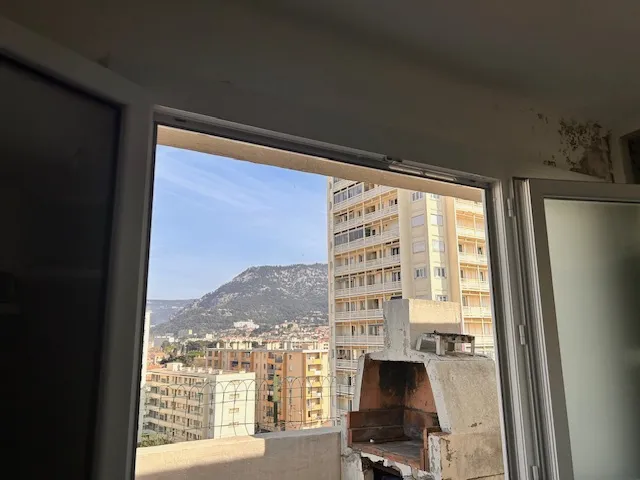 Appartement Dernier Étage avec Terrasse et Vue Dé- gagée à Toulon 