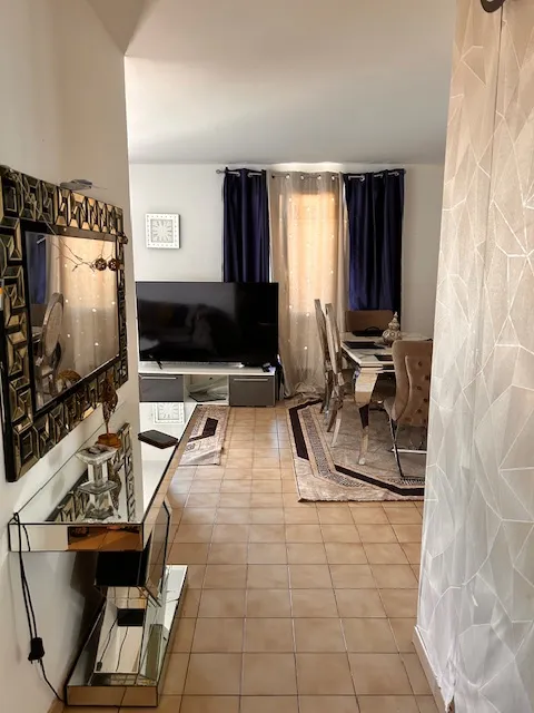 Appartement Dernier Étage avec Terrasse et Vue Dé- gagée à Toulon 