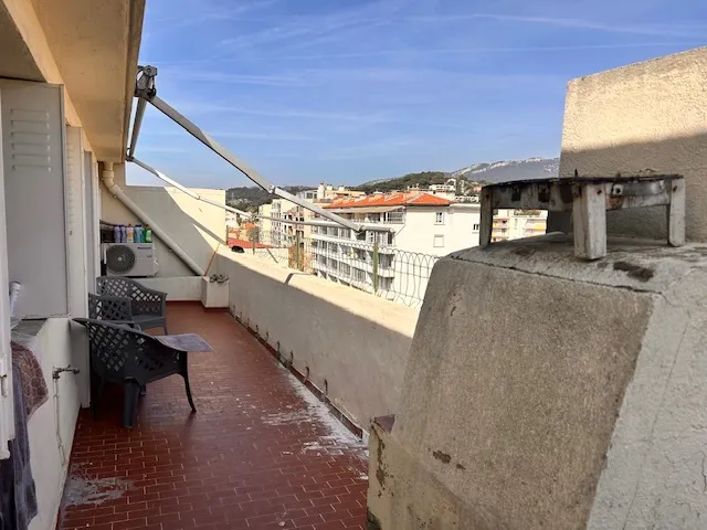 Appartement Dernier Étage avec Terrasse et Vue Dé- gagée à Toulon 