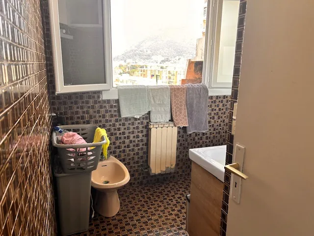 Appartement Dernier Étage avec Terrasse et Vue Dé- gagée à Toulon 