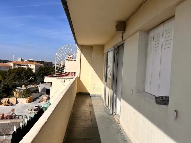 Appartement Dernier Étage avec Terrasse et Vue Dé- gagée à Toulon 