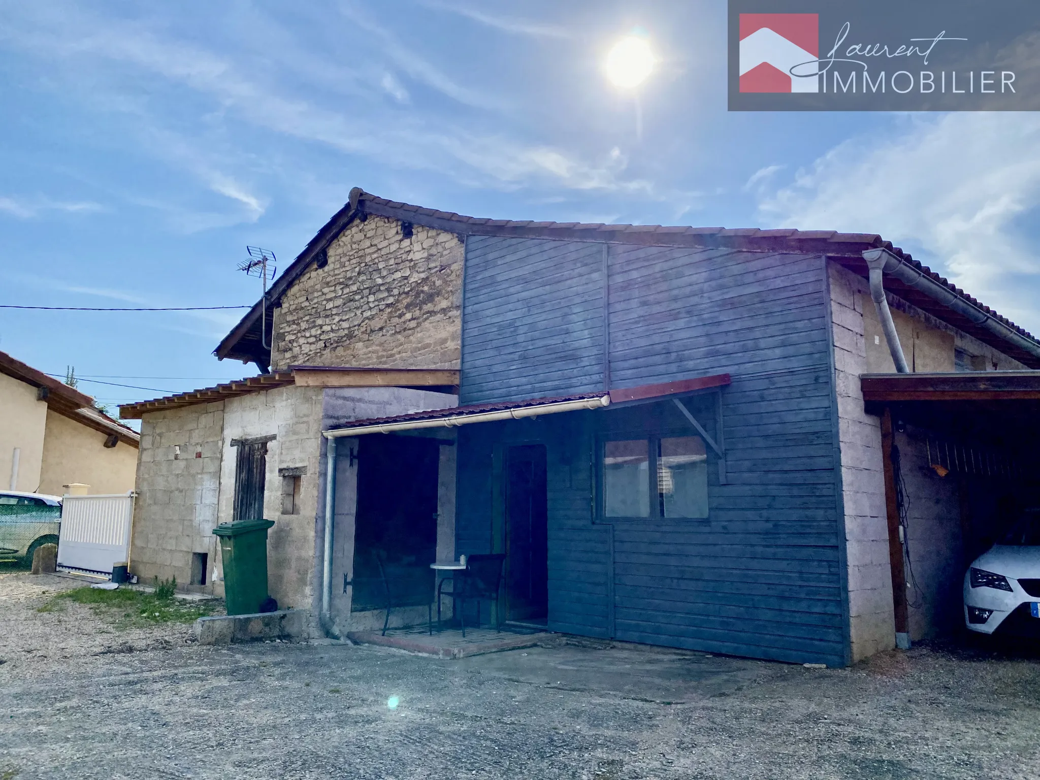 Maison ancienne rénovée, 110 m2 habitable, Garage et Terrain - 01190 PONT DE VAUX 