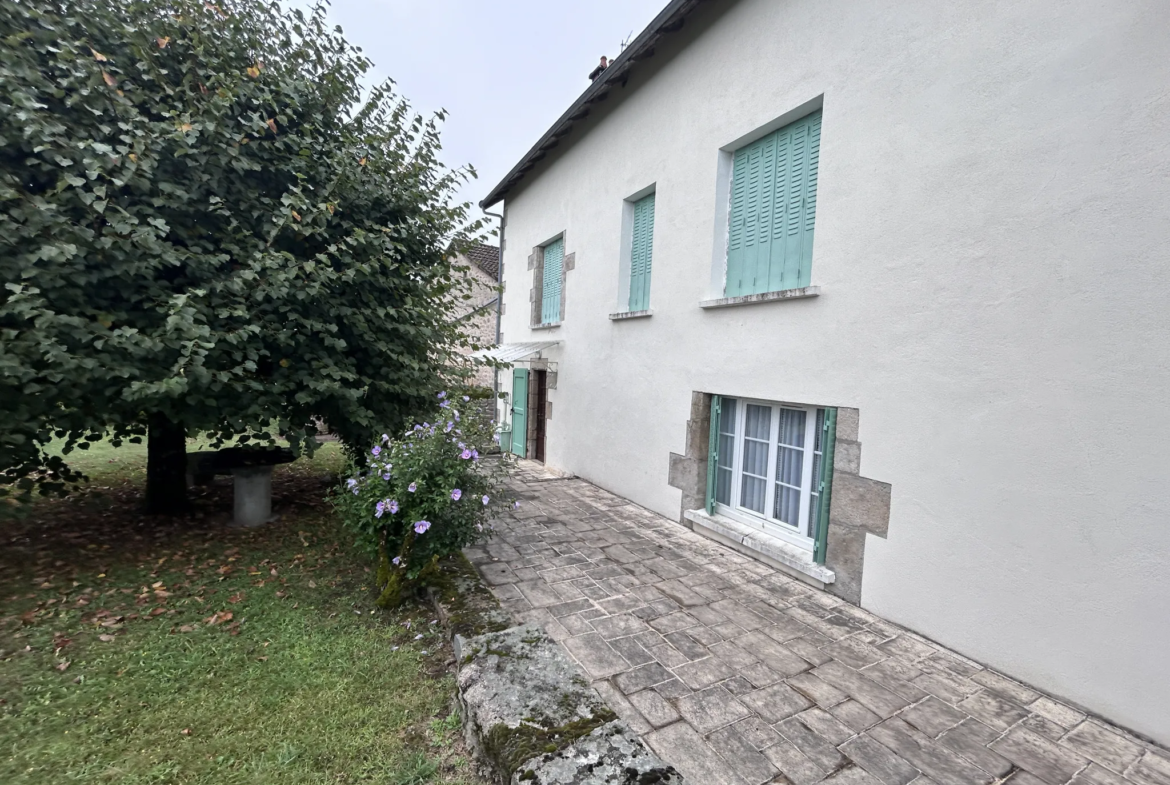 Maison de caractère dans le centre-bourg de GOULLES 