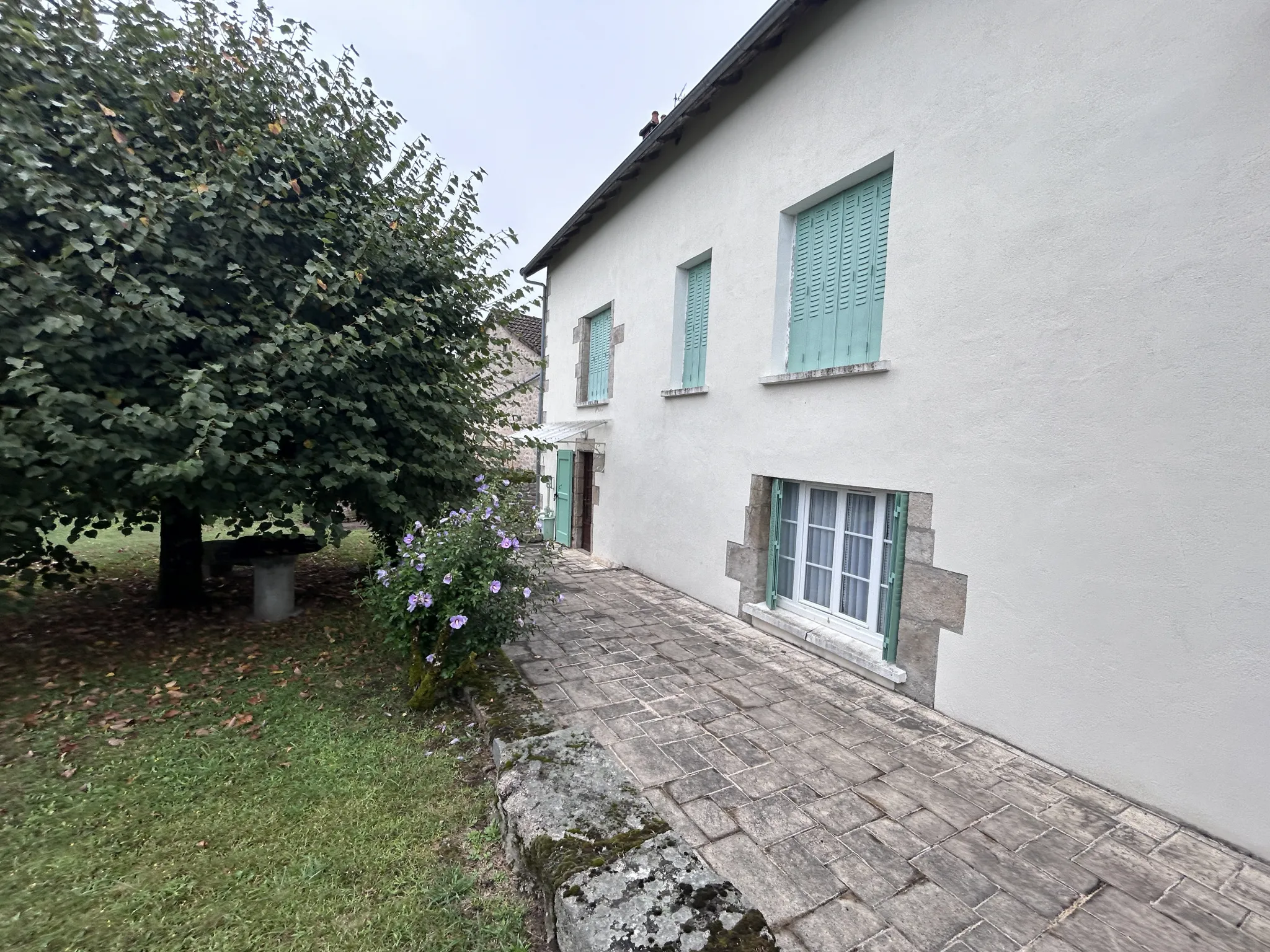 Maison de caractère dans le centre-bourg de GOULLES 