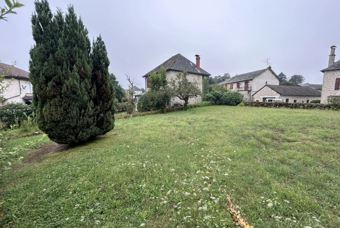 Maison de caractère dans le centre-bourg de GOULLES 