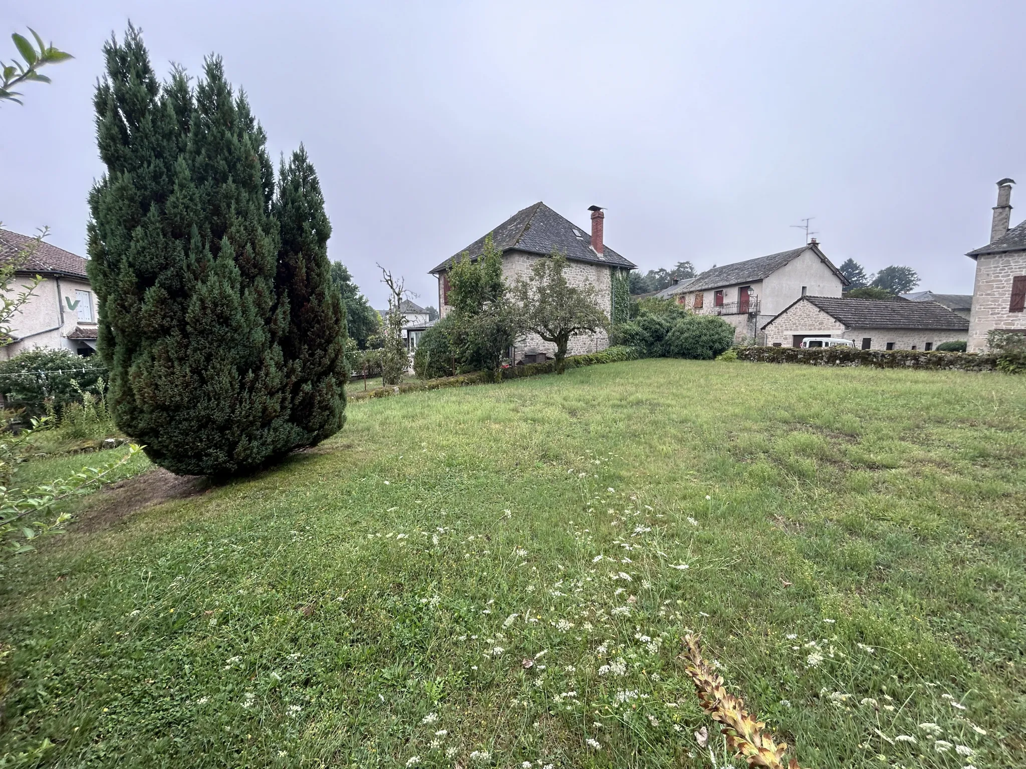 Maison de caractère dans le centre-bourg de GOULLES 