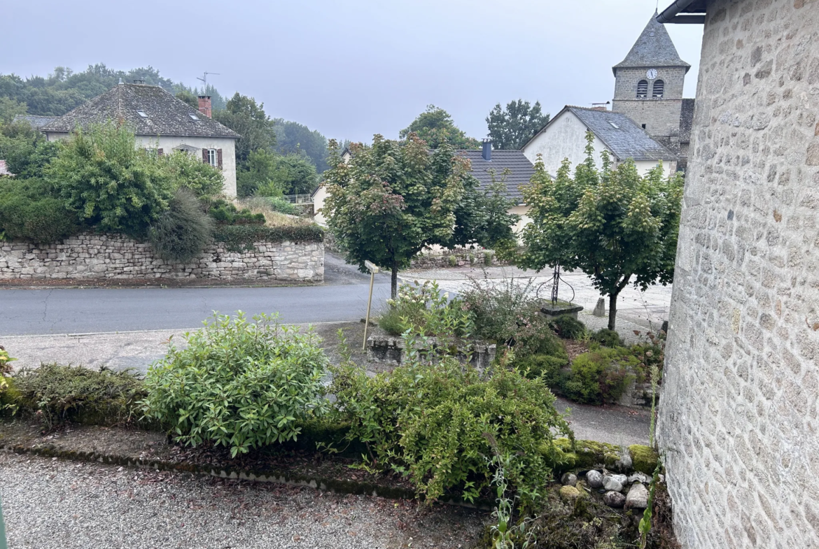 Maison de caractère dans le centre-bourg de GOULLES 