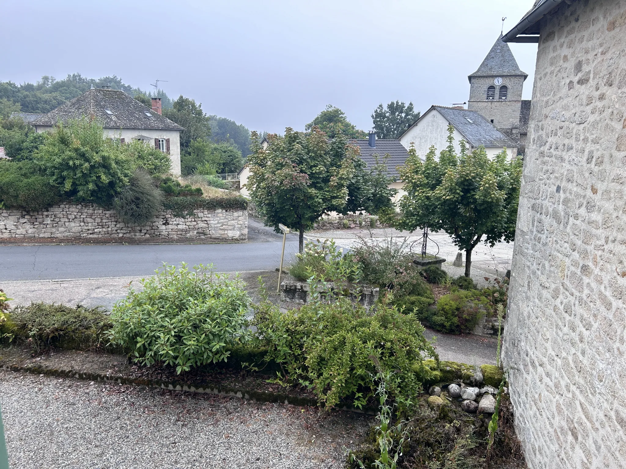 Maison de caractère dans le centre-bourg de GOULLES 