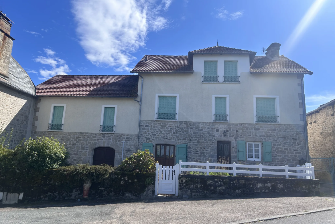 Maison de caractère dans le centre-bourg de GOULLES 