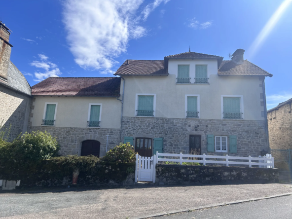 Maison de caractère dans le centre-bourg de GOULLES