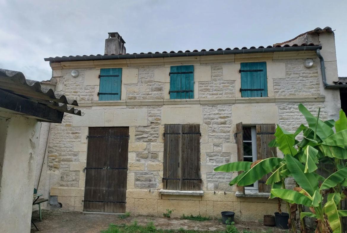 Maison charentaise à rénover avec 9 hectares de prairies - Nercillac 