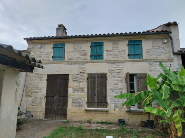 Maison charentaise à rénover avec 9 hectares de prairies - Nercillac